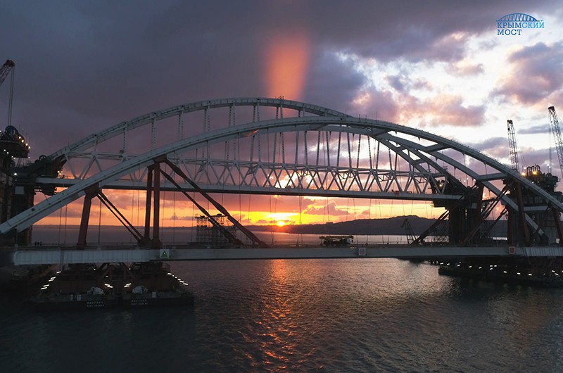 Установка автодорожной арки Крымского моста 