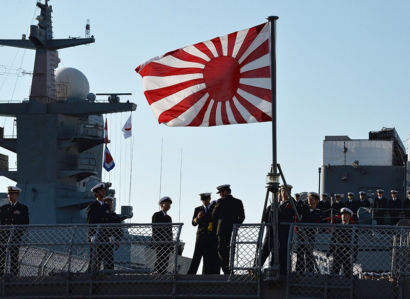 Моряки на палубе учебного корабля Морских сил самообороны Японии "Касима"