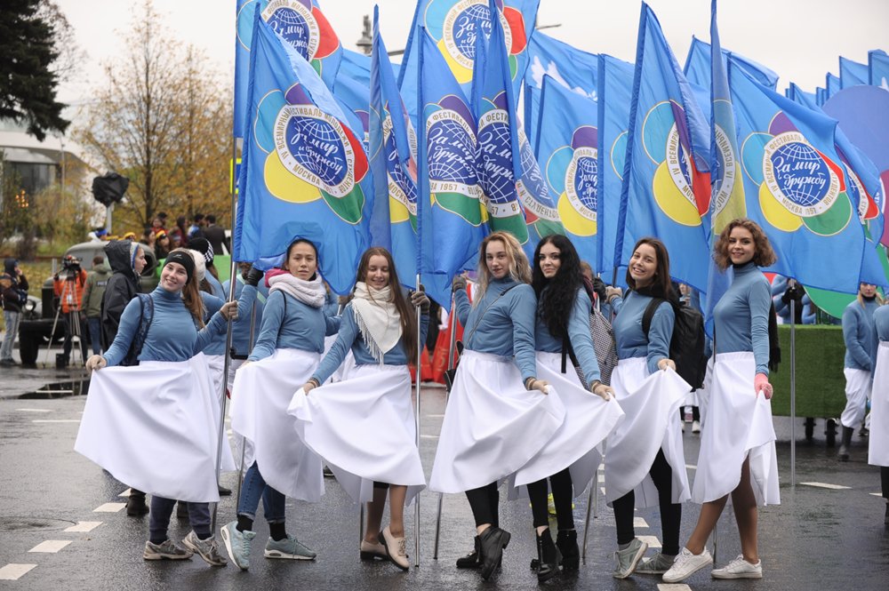 Парад-карнавал, посвященный XIX Всемирному фестивалю молодежи и студентов