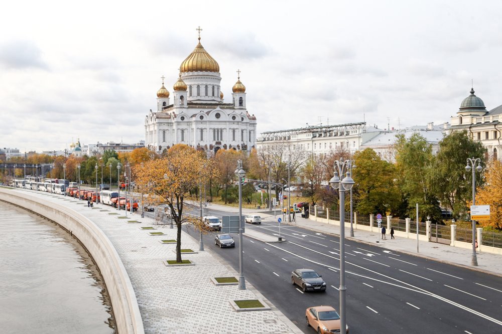 Храм Христа Спасителя и набережная Москвы-реки