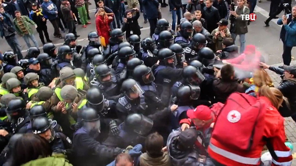Столкновения полиции Украины и митингующих