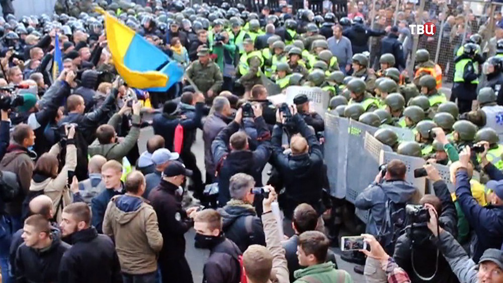 Столкновения полиции Украины и митингующих