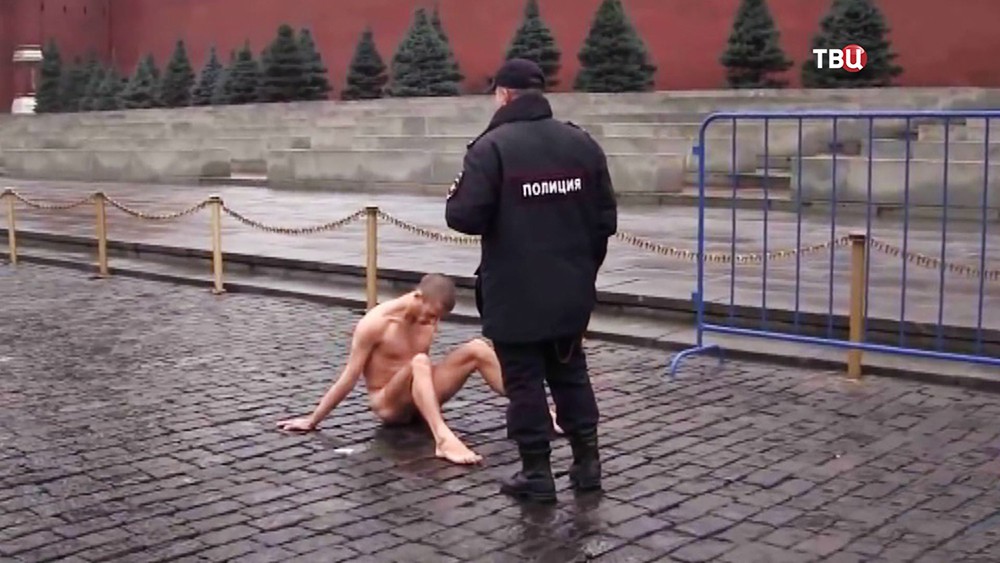 Пётр Павленский на Красной площади в Москве