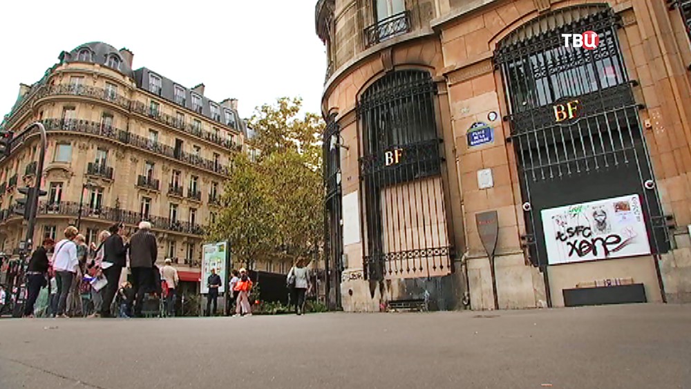 Последствия поджога входа в главное здание Банка Франции Петром Павленским