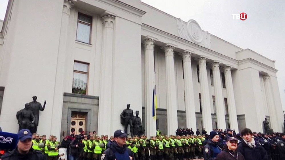Оцепление вокруг здания Верховной Рады Украины