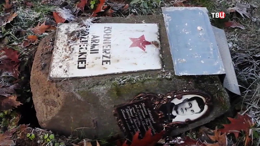 Снос надгробий советских воинов в Польше