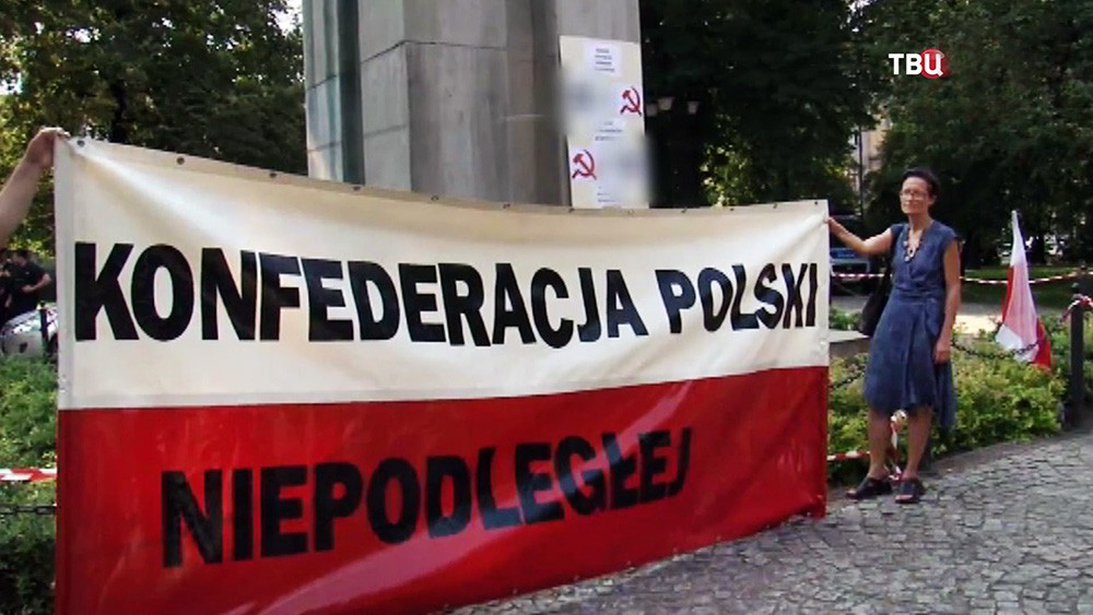 Протесты возле советских памятников в Польше