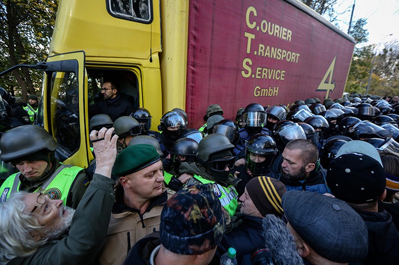 Протестующе во время столкновения с полицией Киеве 