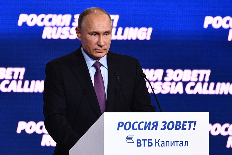 Президент РФ Владимир Путин выступает на пленарной сессии инвестиционного форума ВТБ Капитал "Россия зовет!"