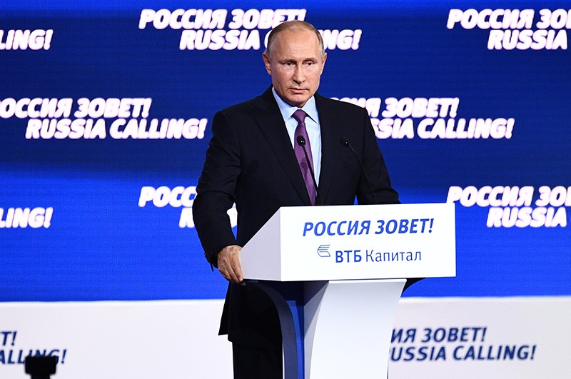 Президент России Владимир Путин выступает на форуме "Россия зовет!"