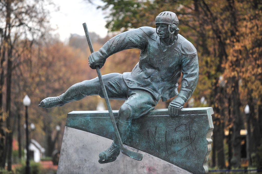 Памятник советскому хоккеисту В.Харламову