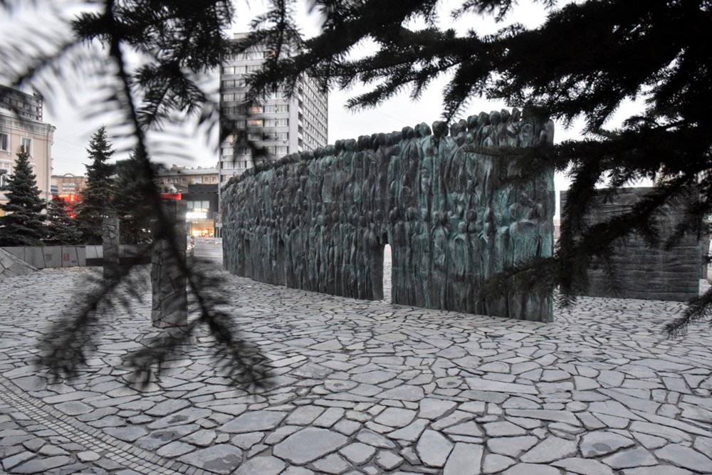Монумент "Стена скорби" в центре Москвы