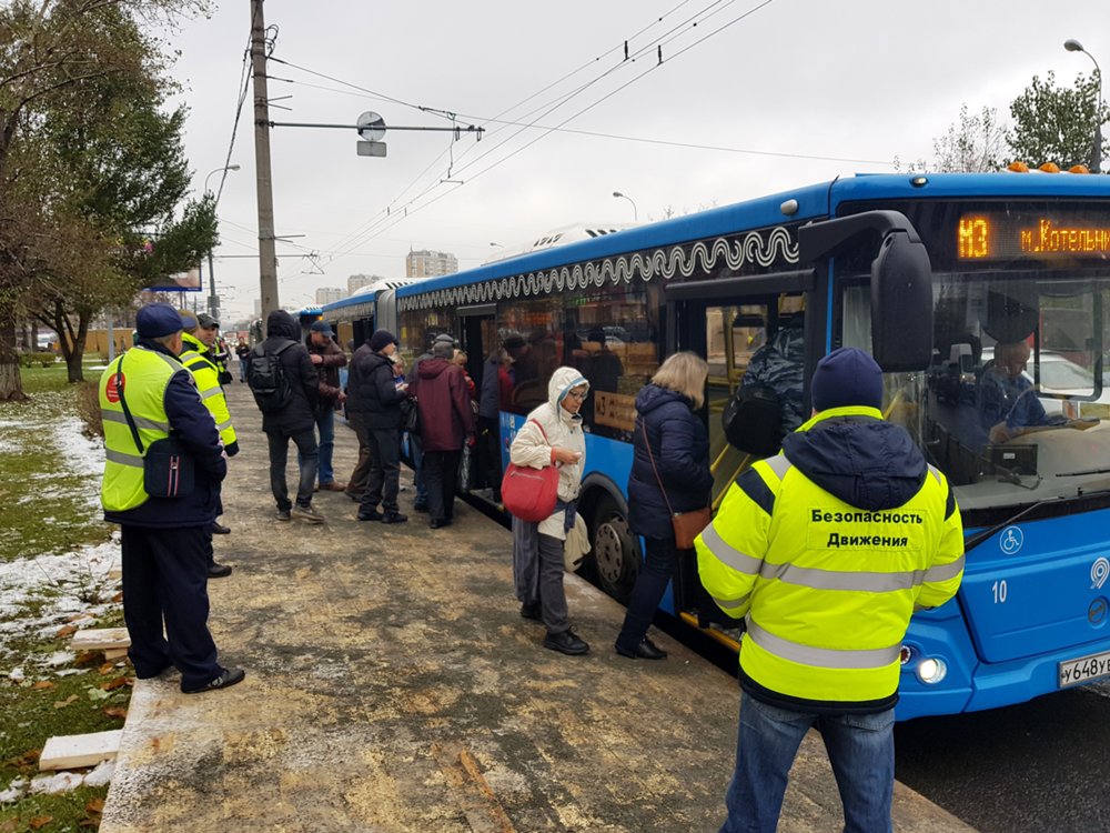 Работа бесплатных компенсационных автобусов по маршруту "М3" около станции метро "Кузьминки"