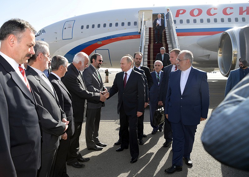Президент РФ Владимир Путин церемонии во время встречи в аэропорту Тегерана