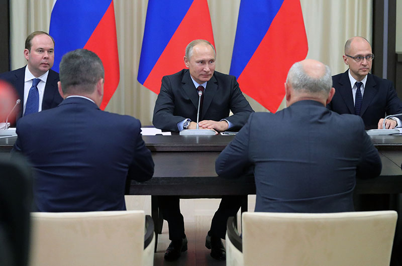 Президент России Владимир Путин во время встречи с ушедшими в отставку руководителями регионов