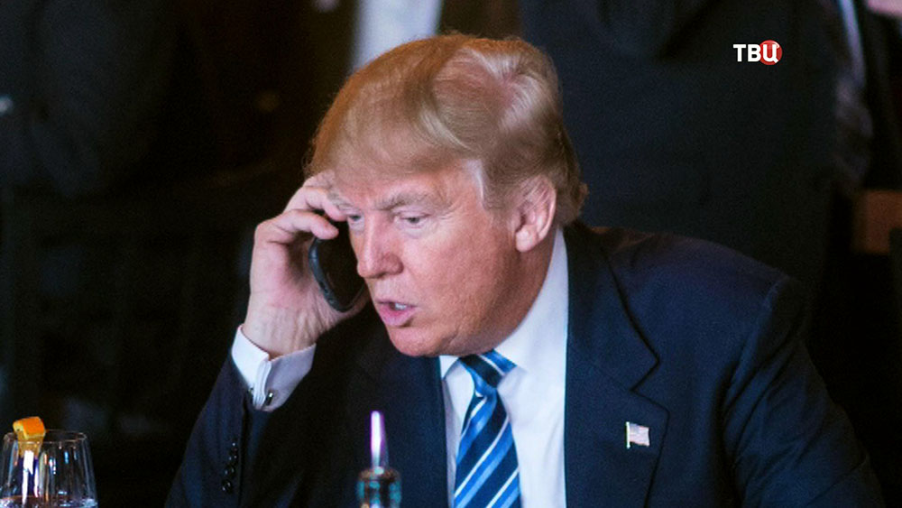 Президент США Дональд Трамп разговаривает по телефону