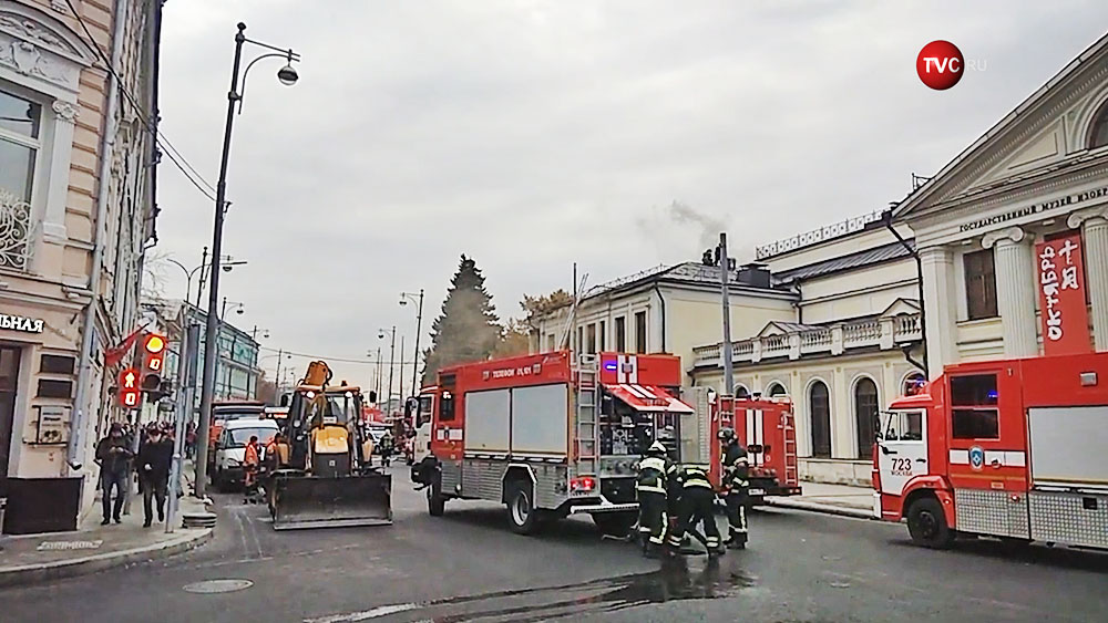 Пожарные на месте возгорания в музее личных коллекций ГМИИ им. Пушкина