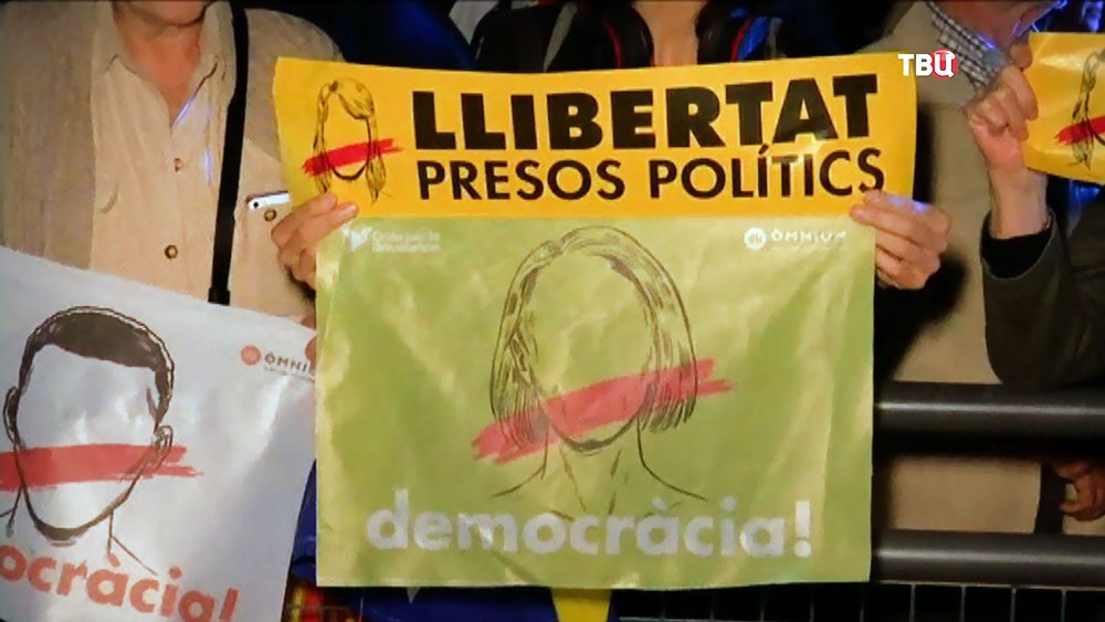 Митинг противников задержания министров Каталонии