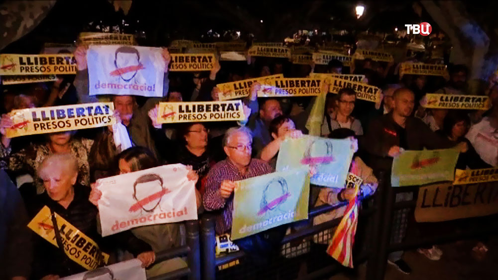 Митинг противников задержания министров Каталонии