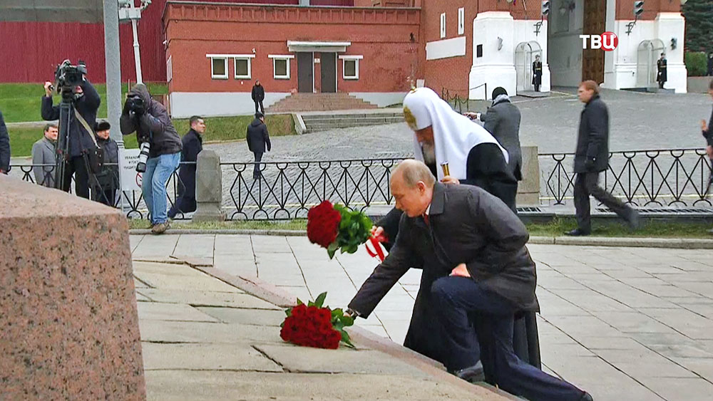 Владимир Путин и Патриарх Кирилл возложили цветы к памятнику Минину и Пожарскому в Москве