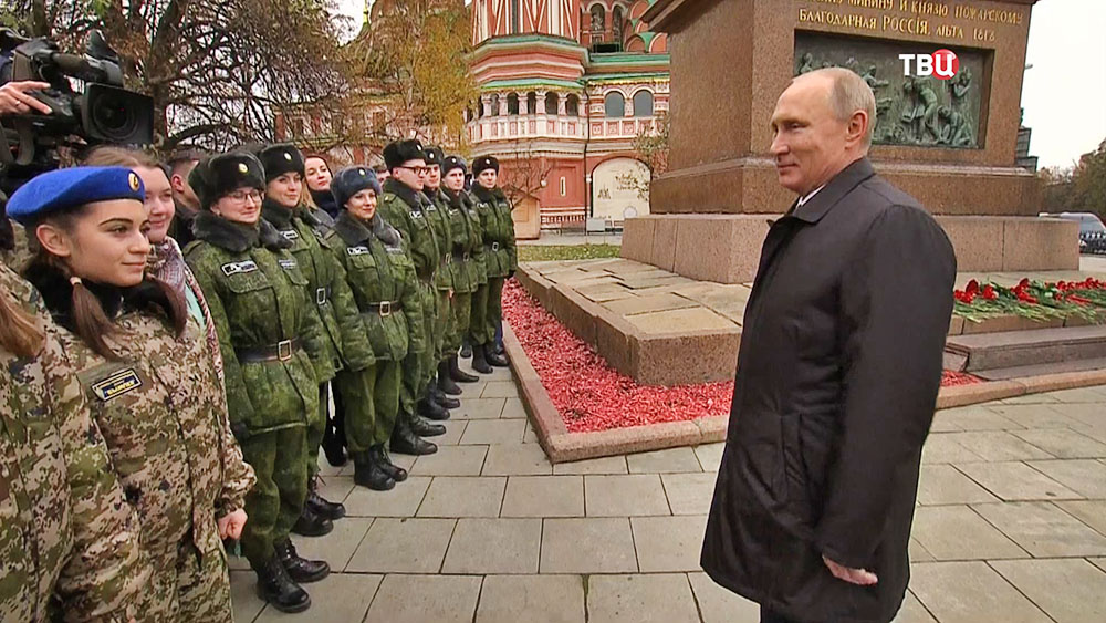 Владимир Путин общается с кадетами военных училищ
