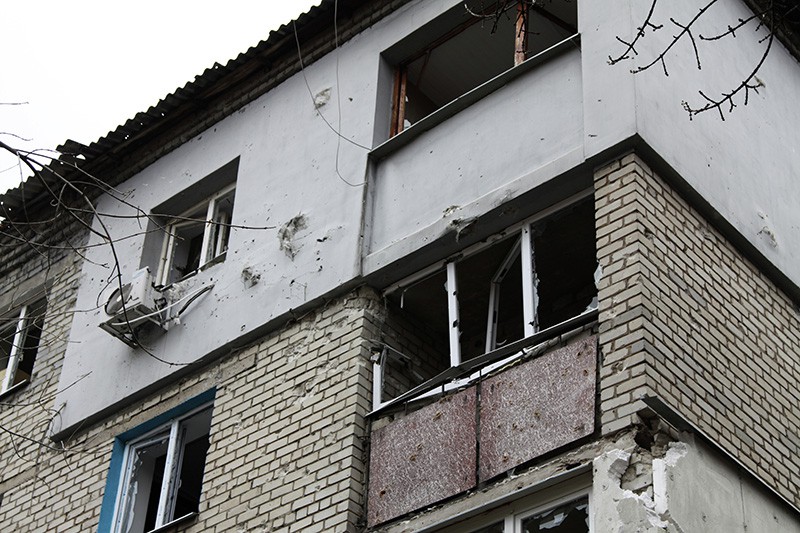 Повреждения жилого дома в Донецке в результате ночного обстрела
