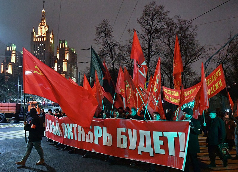 Участники "Красного марша" левых сил в Москве