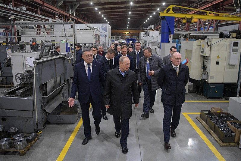Президент России Владимир Путин во время посещения "Челябинского компрессорного завода"