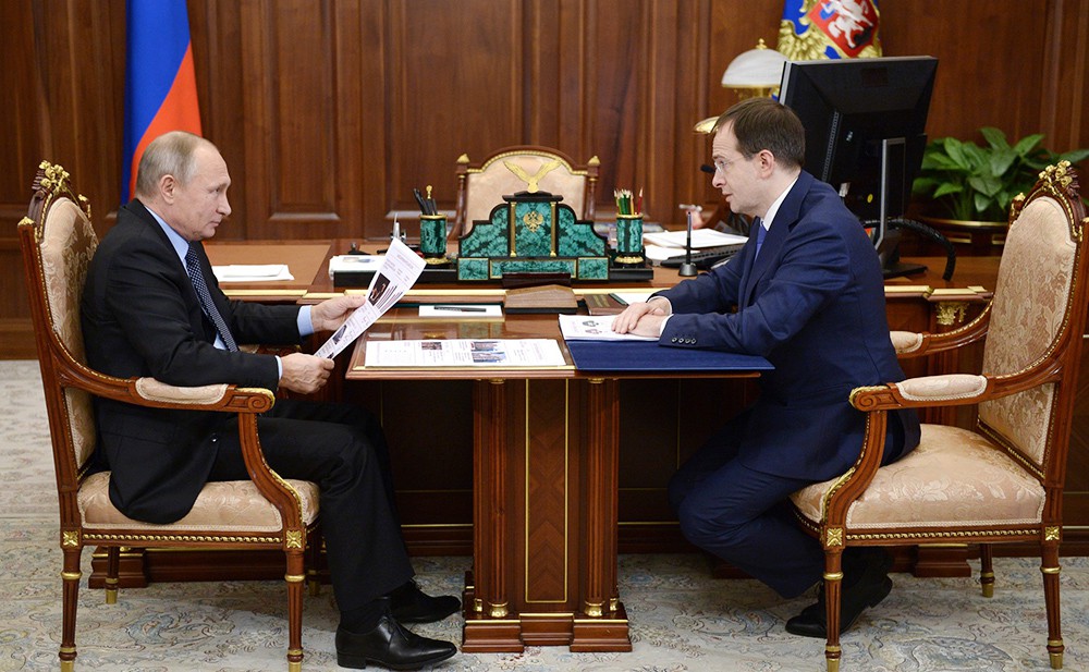 Президент России Владимир Путин и министр культуры Владимир Мединский