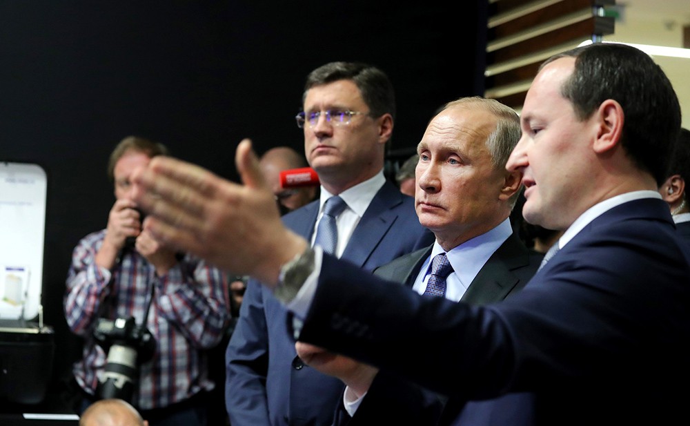 Владимир Путин и министр энергетики Александр Новак приняли участие в запуске электроподстанции