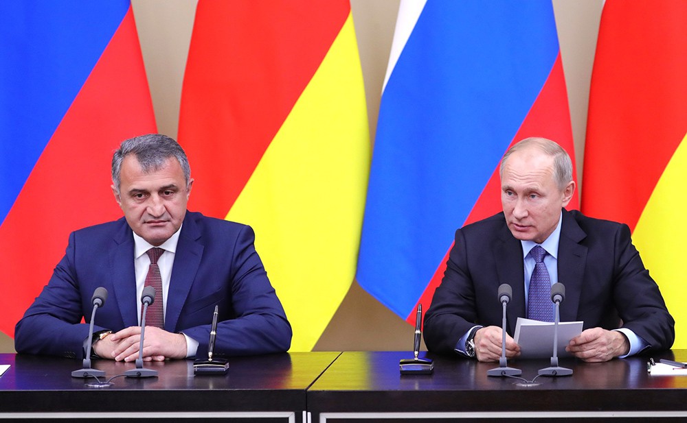 Президент России Владимир Путин и президент Южной Осетии Анатолий Бибилов