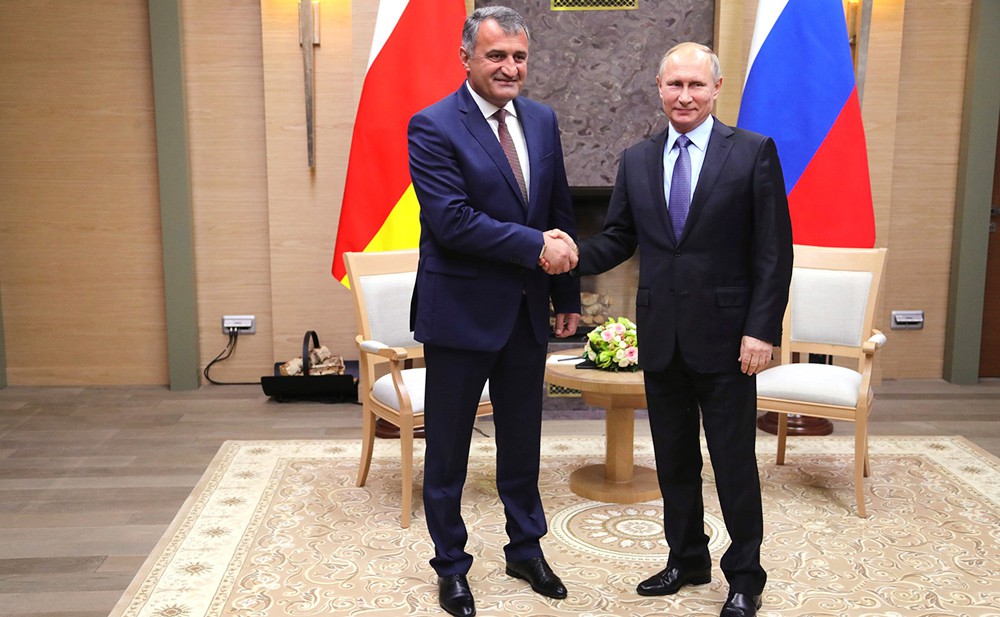 Президент России Владимир Путин и президент Южной Осетии Анатолий Бибилов
