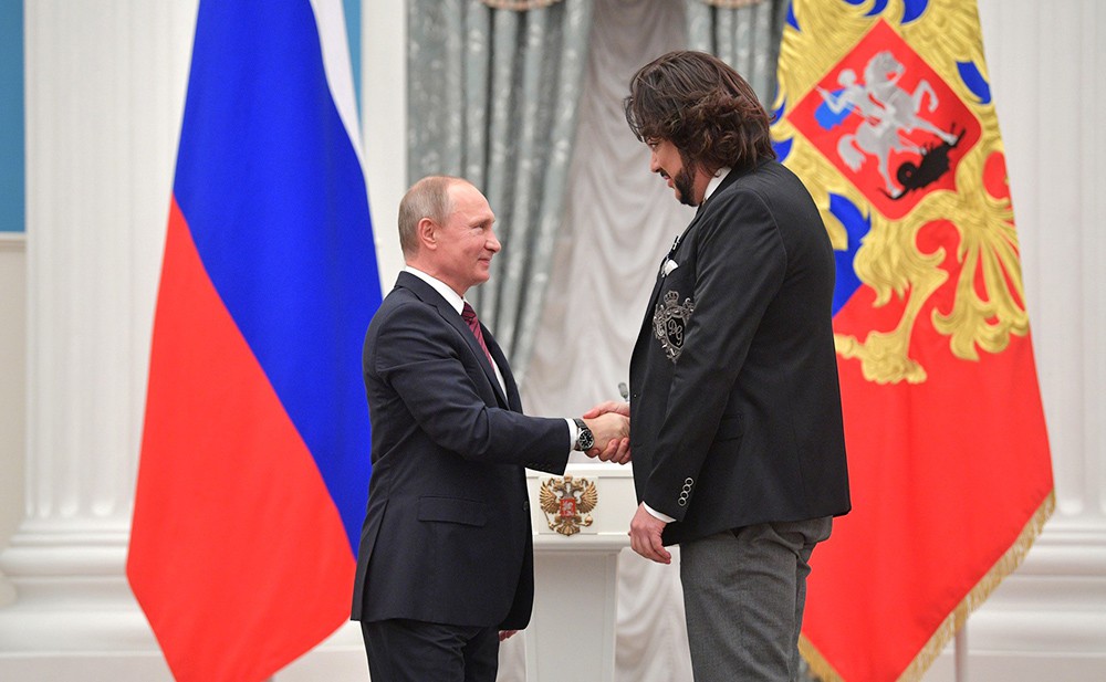 Владимир Путин награждает певца Филиппа Киркорова