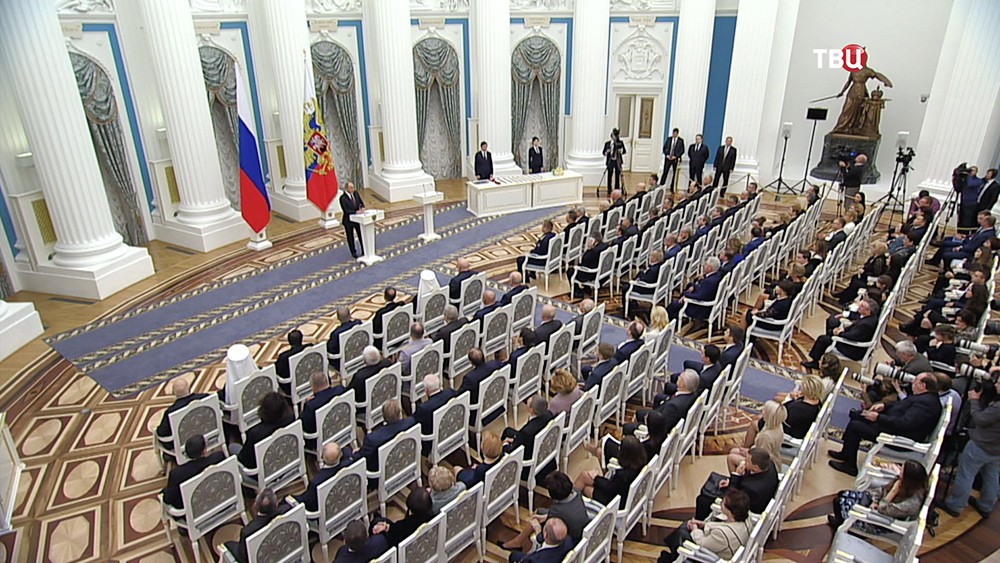 Президент России Владимир Путин вручает в Кремле госнаграды