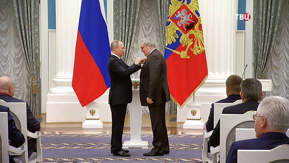 Президент России Владимир Путин вручает в Кремле госнаграды