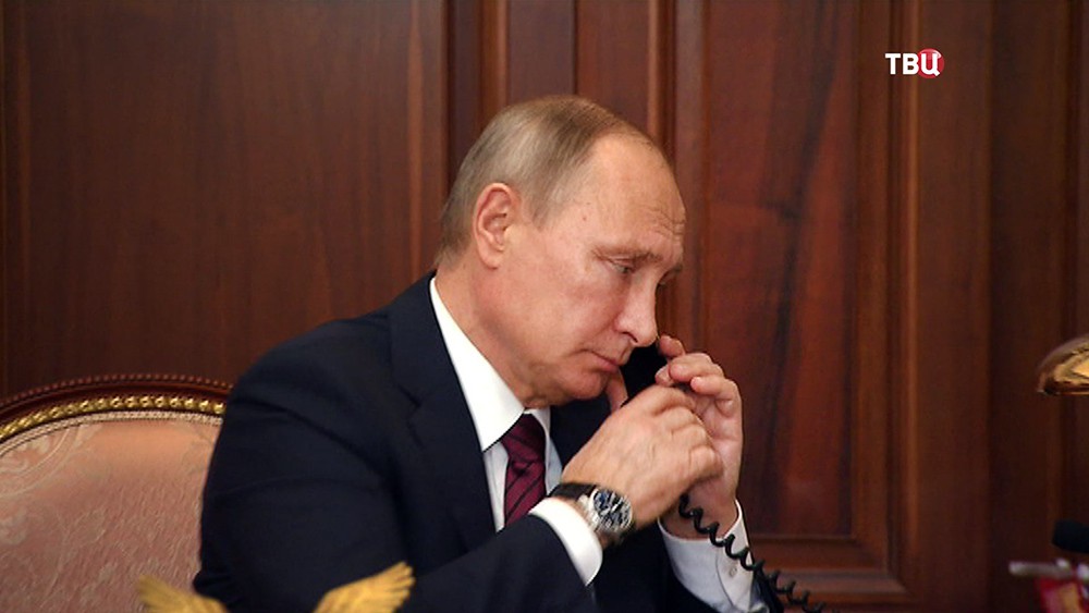 Президент России Владимир Путин разговаривает по телефону