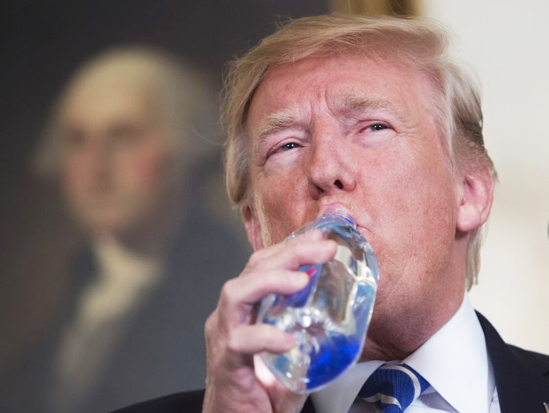 Дональд Трамп пьет воду