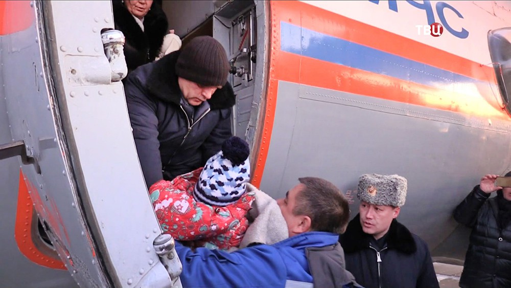 Сотрудники МЧС доставили выжившую в авиакатастрофе самолёта L-410 девочку