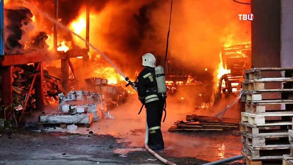 Пожарные на месте возгораия на складе