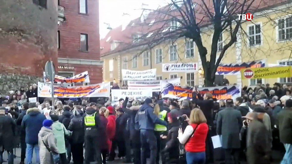 Митинг против перевода русских школ на латышский язык