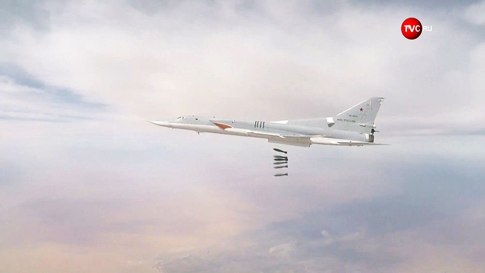 Авиаудар стратегического бомбардировщика Ту-22М3 ВКС России по позициям ИГИЛ в Сирииу