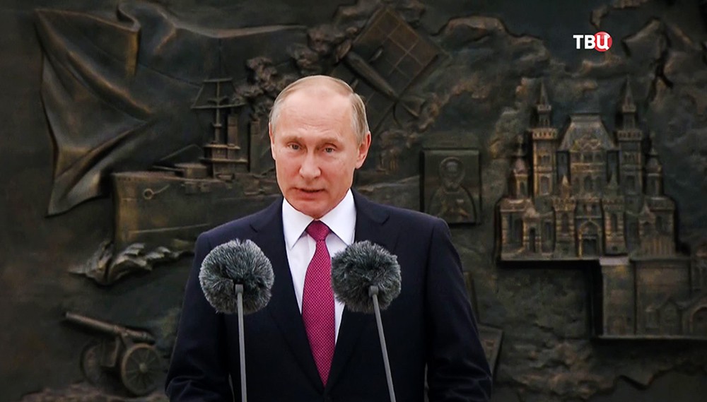 Владимир Путин на открытии памятника Александру III в Ялте