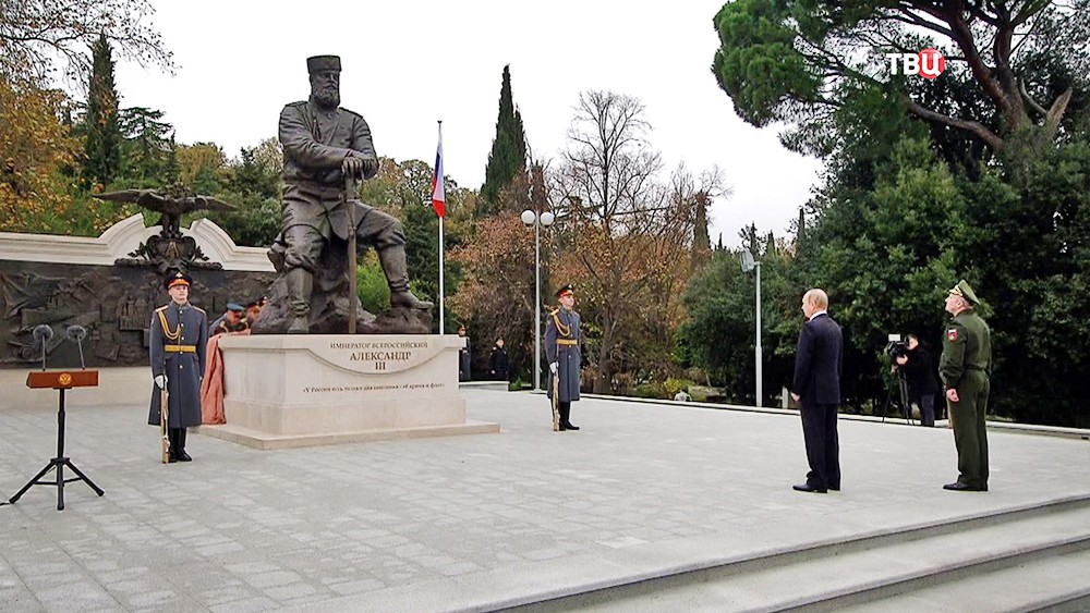 Владимир Путин на открытии памятника Александру III в Ялте