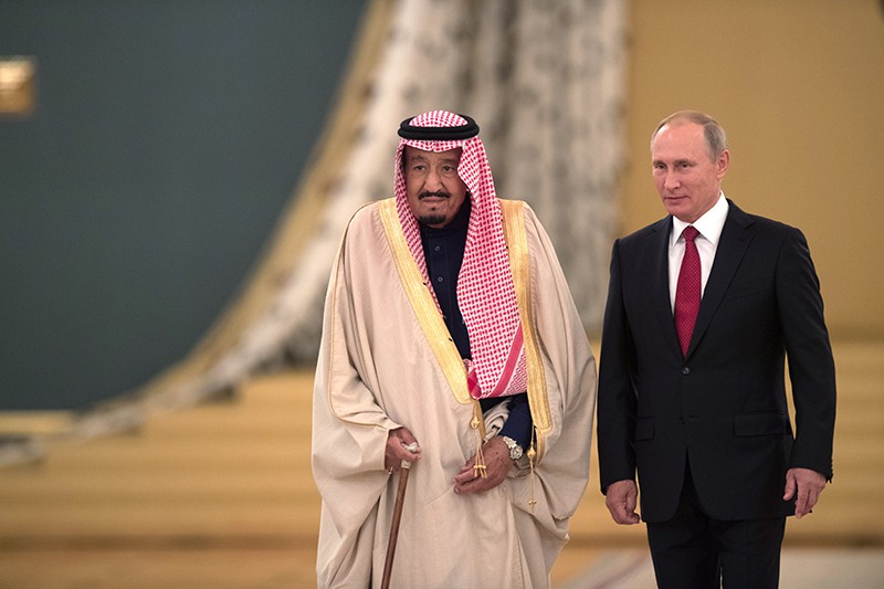 Президент России Владимир Путин и король Саудовской Аравии Сальман бен Абдель Азиз Аль Сауд