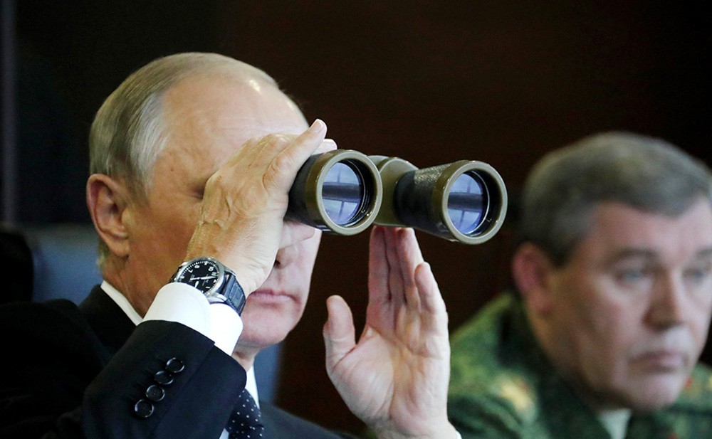 Владимир Путин наблюдает за военными учениями