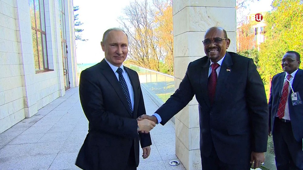 Президент России Владимир Путин и президент Судана Омар Башир