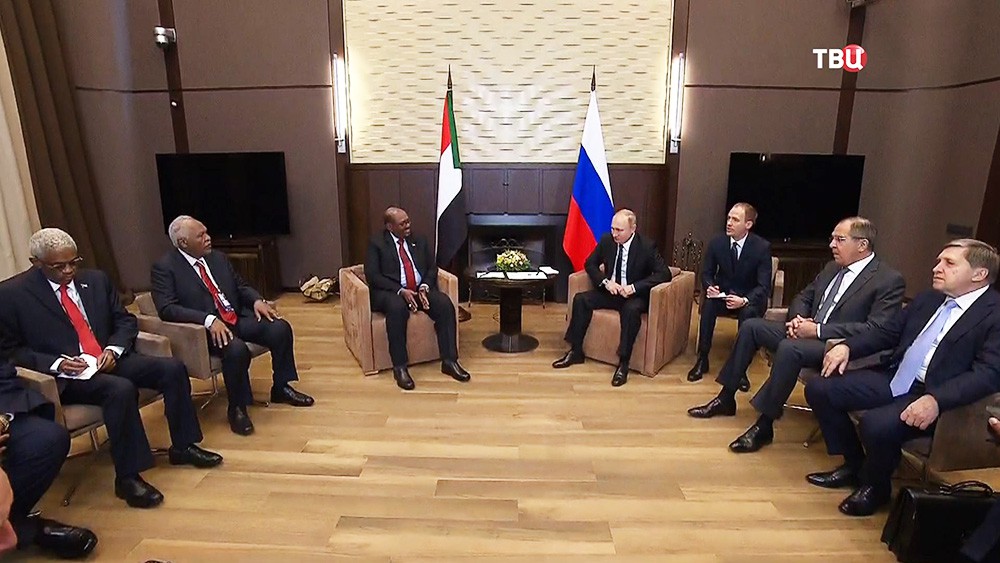 Президент России Владимир Путин и президент Судана Омар Башир