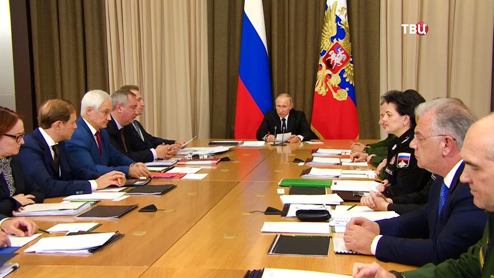 Владимир Путин провел совещание по вопросам ресурсного обеспече­ния технического переос­нащения Вооружённых Сил