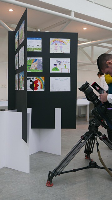 Выставка детских рисунков "Дети Донбасса рисуют мир"