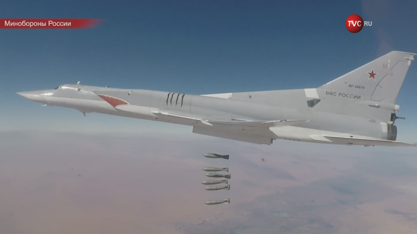 Российский бомбардировщик Ту-22М3 наносит авиаудар по объектам ИГ в Сирии